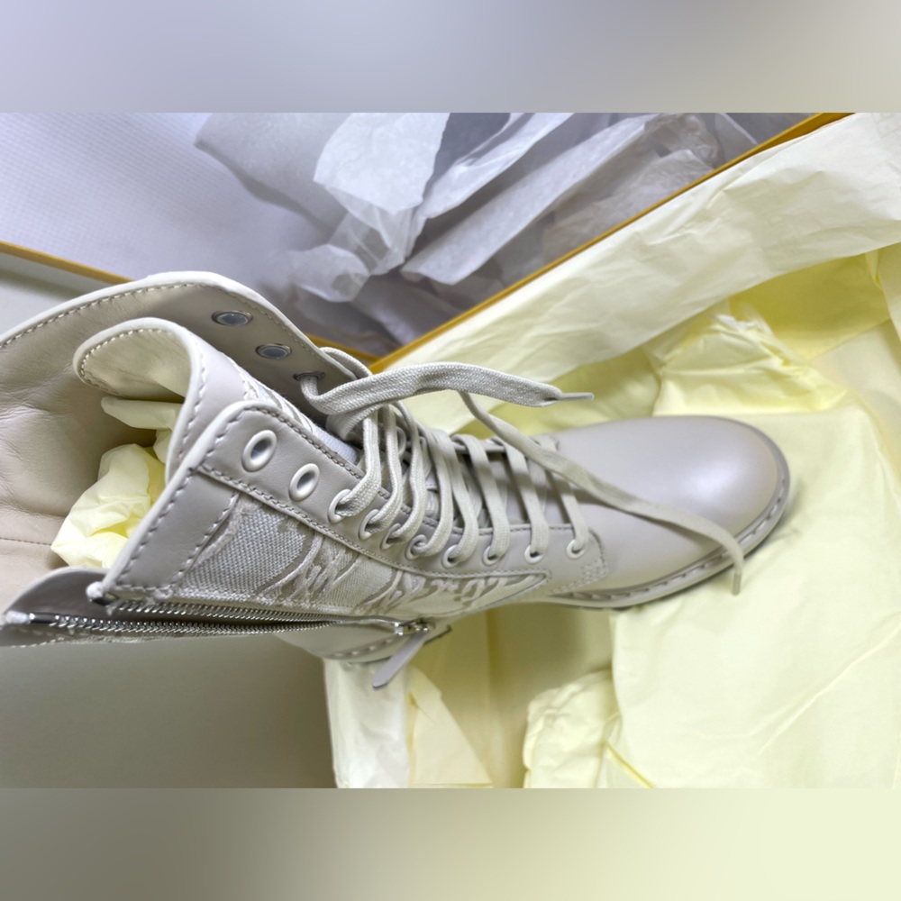 Fendi Karligraphy Cream Combat Boots. NWB.Minor Flaws. - Picture 7 of 17